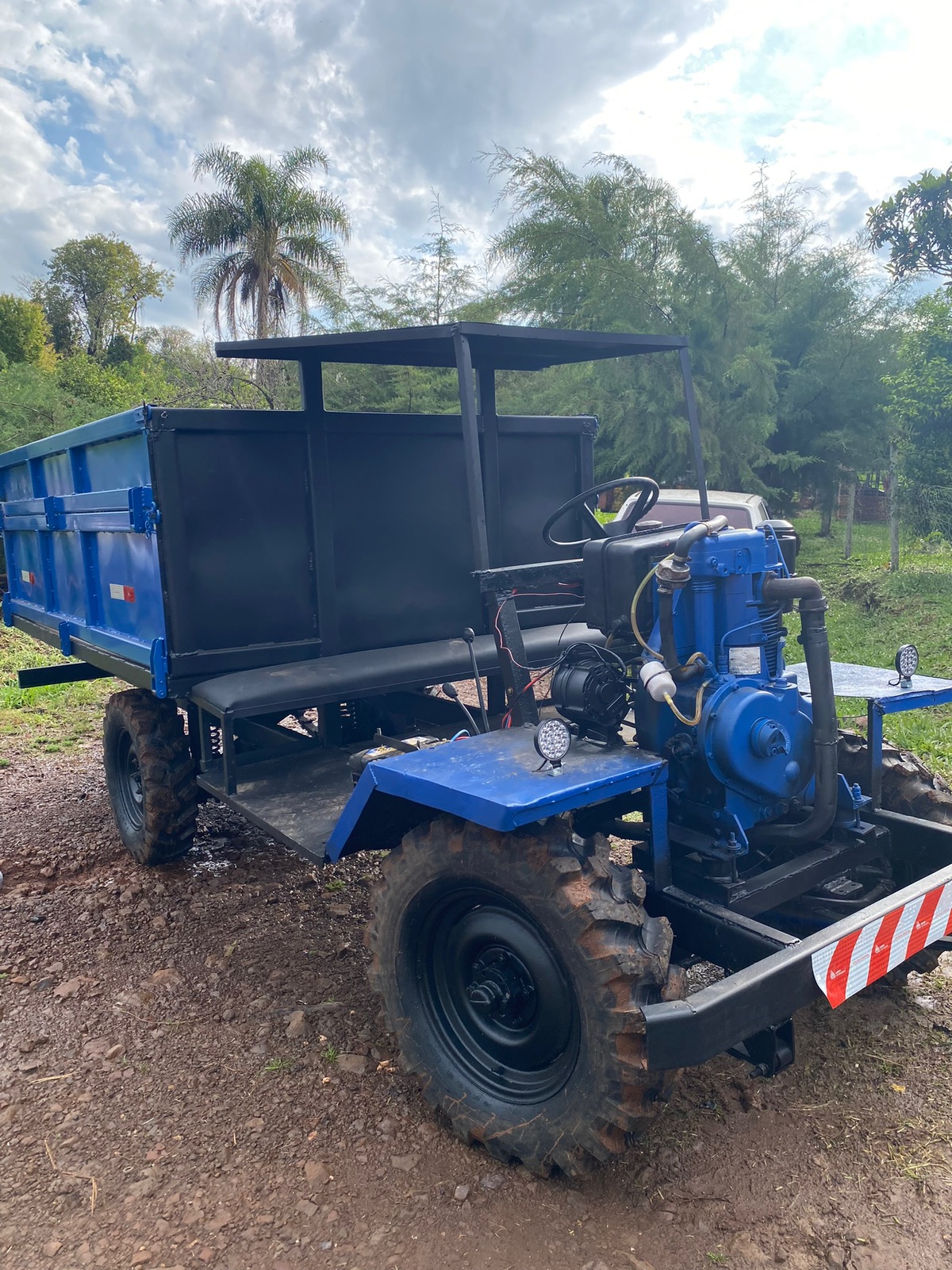 Carreta traçada e reduzida carroceria toda em ferro motor 1 pistão